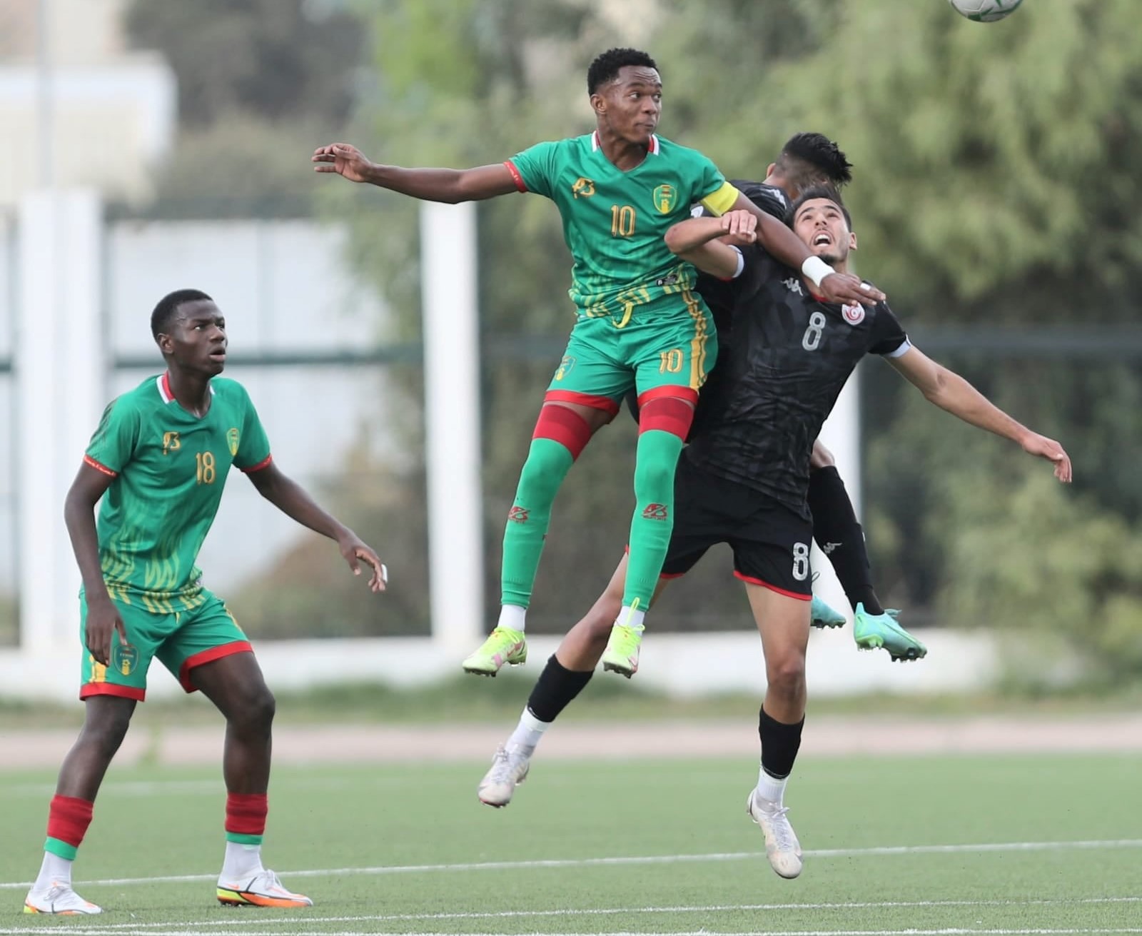 Rude bataille dans les airs entre jeunes (U20) Mauritanien (en vert) et Tunisien.