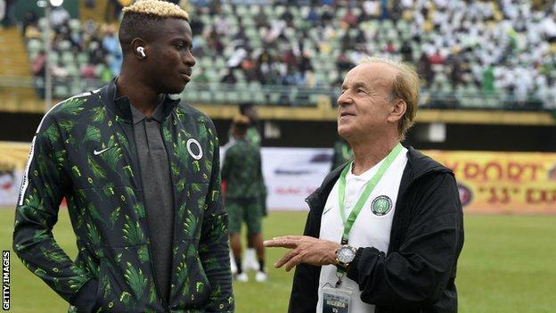 Le sélectionneur du Nigeria,Gernot Rohr (à droite) sera privé de Victor Osimhen, blessé.