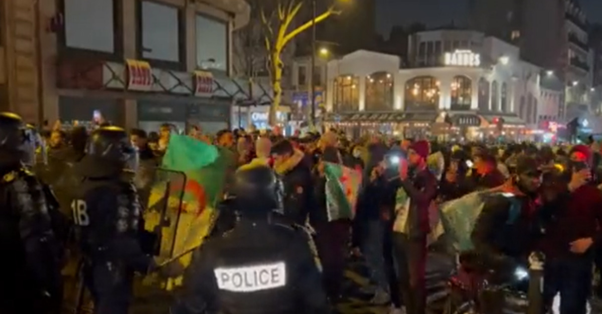 Les supporters algériens sur les Champs-Elysées. 