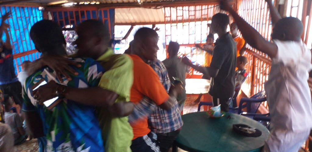 Dans un café à Conakry avec les supporters de la Sierra Leone