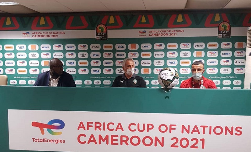 Le sélectionneur du Maroc, Vahid Halolhodzic, et son capitaine, Saiss, en conférence de presse.