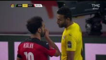 Salah souffle quelques consignes à son gardien avant le penalty de Sadio Mané