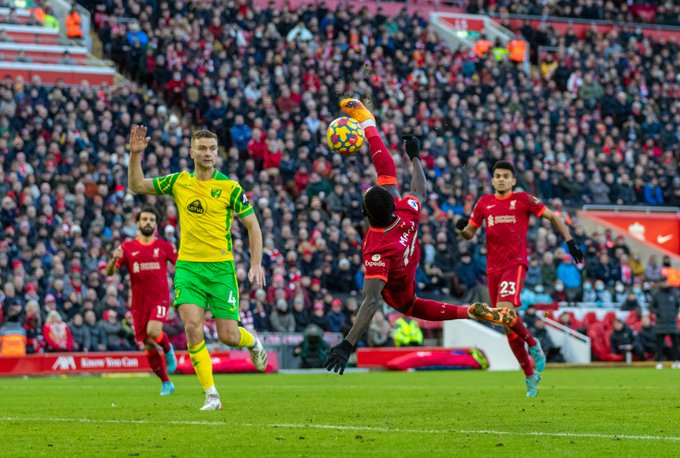 Sadio Mané de Liverpool marque sur un joli geste acrobatique