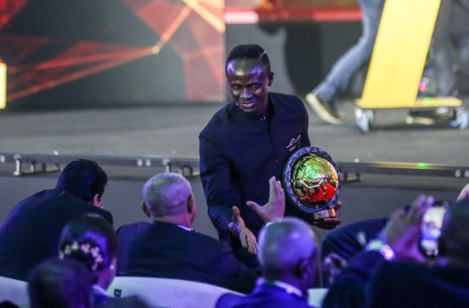 Sadio Mané avec son Ballon d'Or en 2019