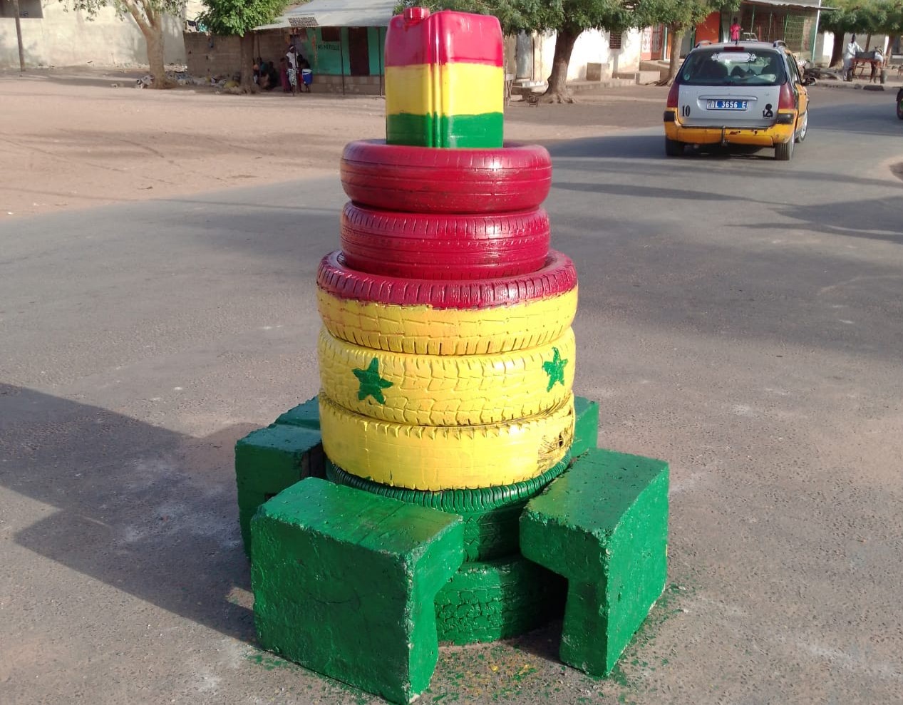 Un rond-point de fortune à Dakar décoré aux couleurs des Lions.