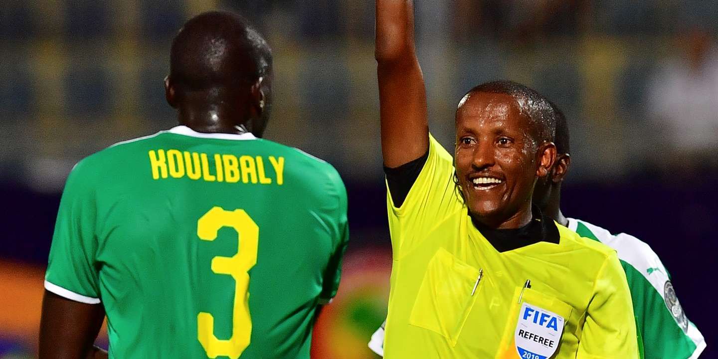 Bamlak Tessema donne un carton jaune au capitaine des Lions Kalidou Koulibaly lors de la demi-finale contre le Burkina Faso