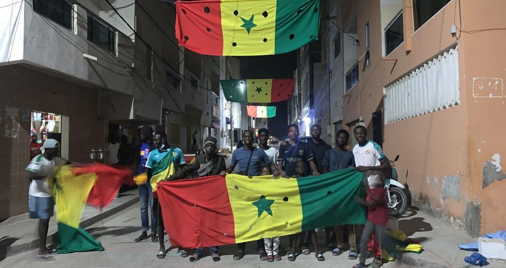 Mobilisation de jeunes dans une rue de Dakar. Tout le monde derrière les Lions.
