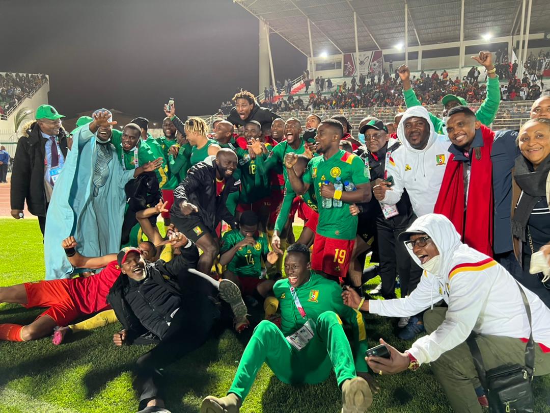 Samuel Eto'o (écharpe rouge à droite) célèbre la qualification du Cameroun au Mondial 2022 avec les Lions indomptables.