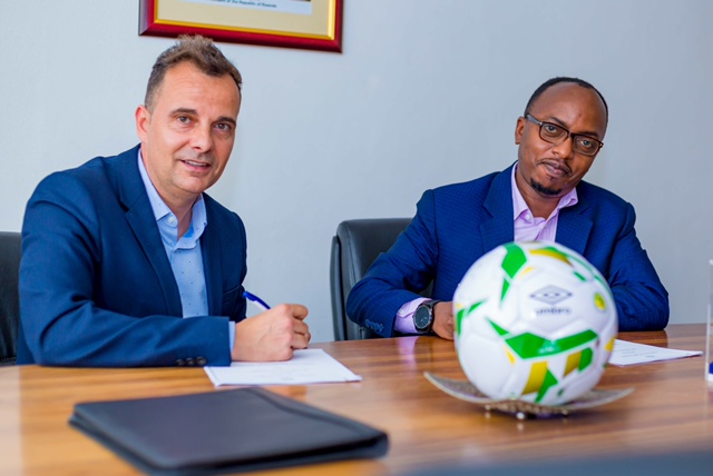 Carlos Alos Ferrer (à gauche) signant son contrat pour devenir le sélectionneur du Rwanda.