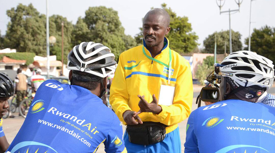 Félix Sempoma échangeant avec ses coureurs. 