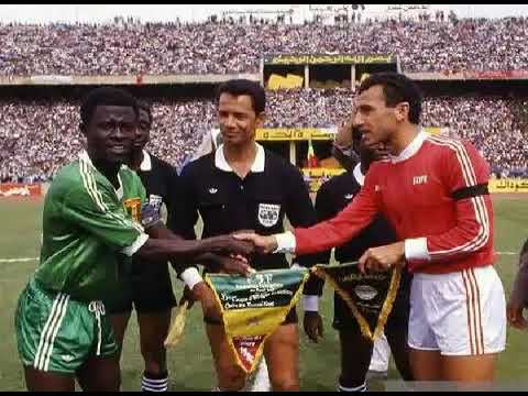 Caire-86. Egypte-Sénégal : échange de fanions avant le match entre les capitaines sénégalais et égyptien.