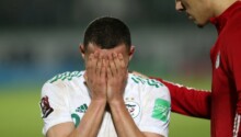Un joueur algérien effondré après la défaite face au Cameroun