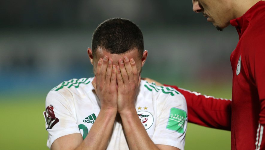 Un joueur algérien effondré après la défaite face au Cameroun