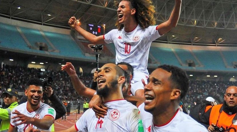 Aïssa Laïdouni (avec la barbe au premier plan) célèbre la qualification de la Tunisie au Mondial 2022.