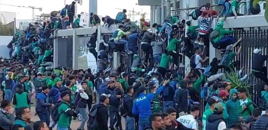 Les supporters du Raja se bousculent à l'entrée du stade Mohamed V.