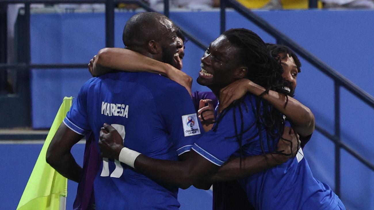 Le Malien Moussa Marega (de dos à gauche) félicité par ses coéquipiers d'Al-Hilal Riyad.