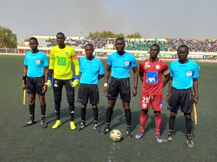 Les deux capitaines aux côtés des arbitres de Casa Sport-Génération Foot (1-0).