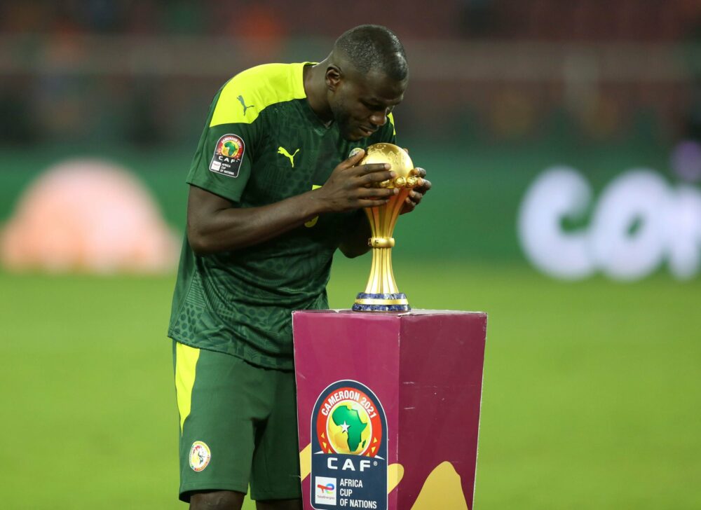 Kalidou Koulibaly avec le trophée de la CAN