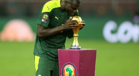 Kalidou Koulibaly avec le trophée de la CAN
