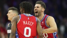 Tyrese Maxey et Georges Niang
