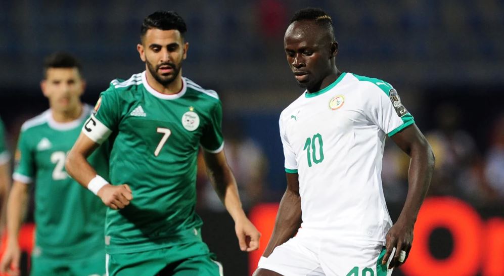 Un duel Sadio Mané (10)-Riyad Mahrez (7) lors de la finale de la CAN 2019 remporté par l'Algérie face au Sénégal. Les deux stars ne s'affronteront  pas une nouvelle fois en juin. 