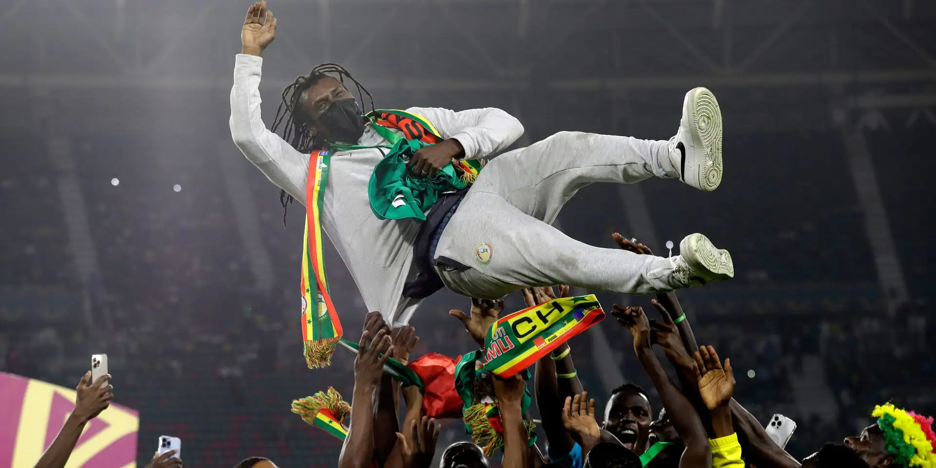 Aliou Cissé, le sélectionneur du Sénégal, porté en triomphe par ses joueurs après la victoire des Lions de la Téranga à la CAN 2021.