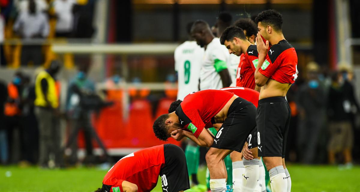 Les Egyptiens (en rouge) sont effondrés après leur échec, face au Sénégal, en barrages du Mondial 2022.