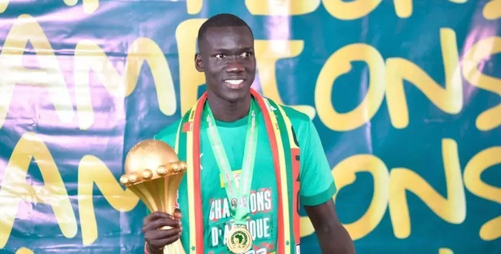 Alioune Badara Faty avec le trophée de la CAN qu'l a remporté avec les Lions au Cameroun.