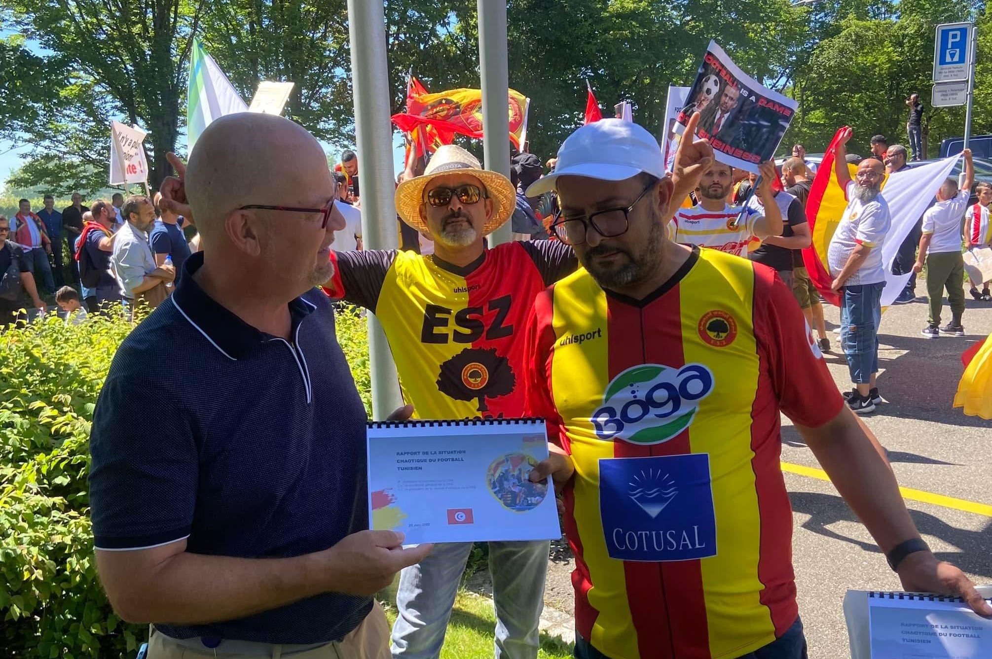 Les fans de l’ES Zarzis devant le siège de la FIFA à Zurich, en Suisse. 