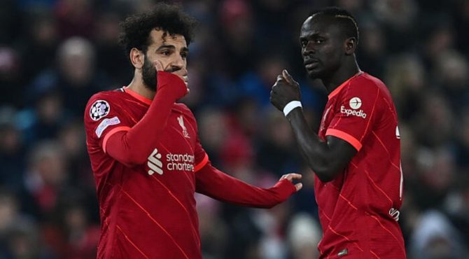 Liverpool n'est pas sûr de pouvoir garder Mohamed Salah (gauche) et Sadio Mané.