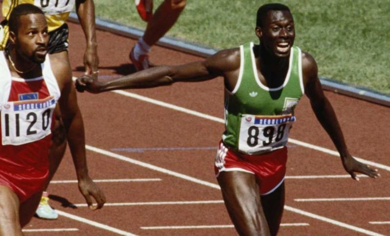 Amadou Dia Ba (en vert) franchissant la ligne d'arrivée de la finale du 400 m haies des JO Séoul 1988.