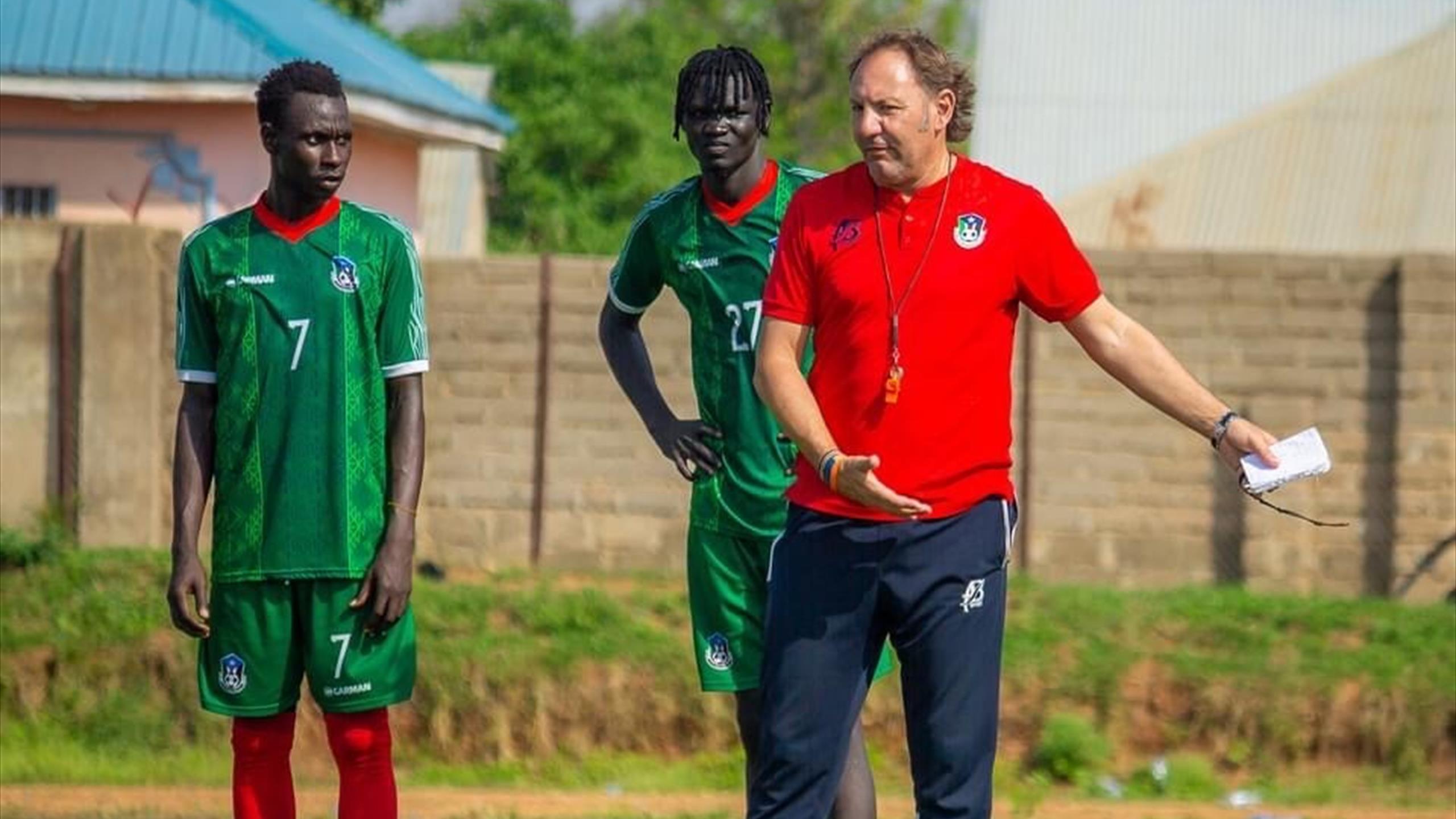 Le sélectionneur du Soudan du Sud, Stefano Cusin (en rouge), à l'entraînement avec ses joueurs.