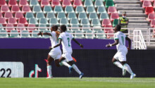Les Lionnes célébrant un but face à l'Ouganda en CAN Féminine