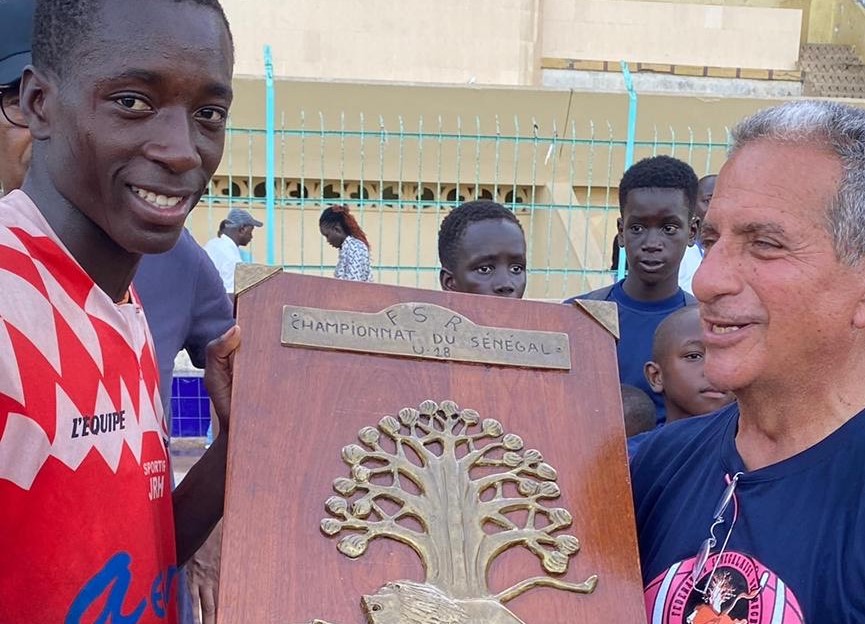 Le trophée de champion du Sénégal U18 remis au vainqueur.