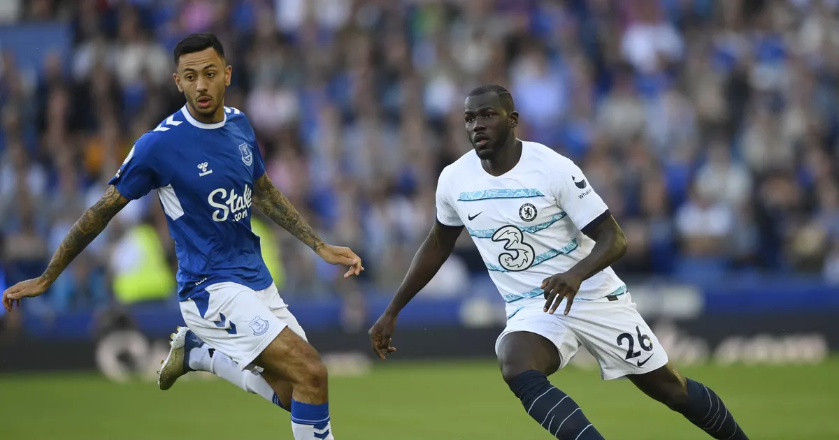 Everton-Chelsea : 0-1. Kalidou Koulibaly (en blanc) face à McNeil.