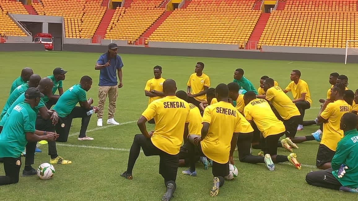 Les Lions locaux écoutent religieusement Aliou Cissé (debout), le sélections de l'équipe A.