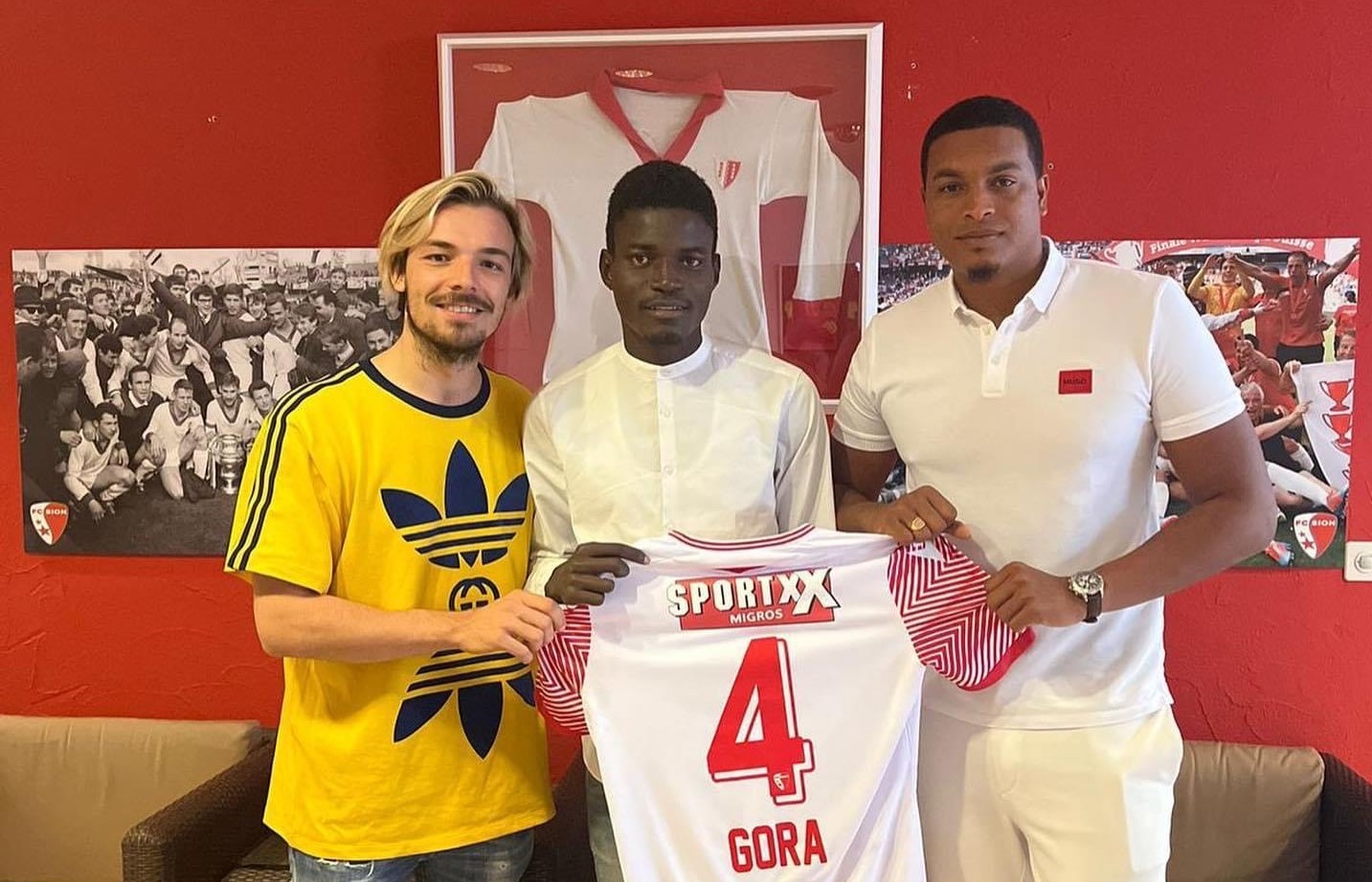 Gora Diouf (centre) après sa signature au FC Sion.