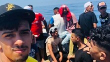 Mohamed Ali Chelbi à bord d'une pirogue pour l'Italie