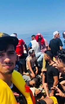 Mohamed Ali Chelbi à bord d'une pirogue pour l'Italie