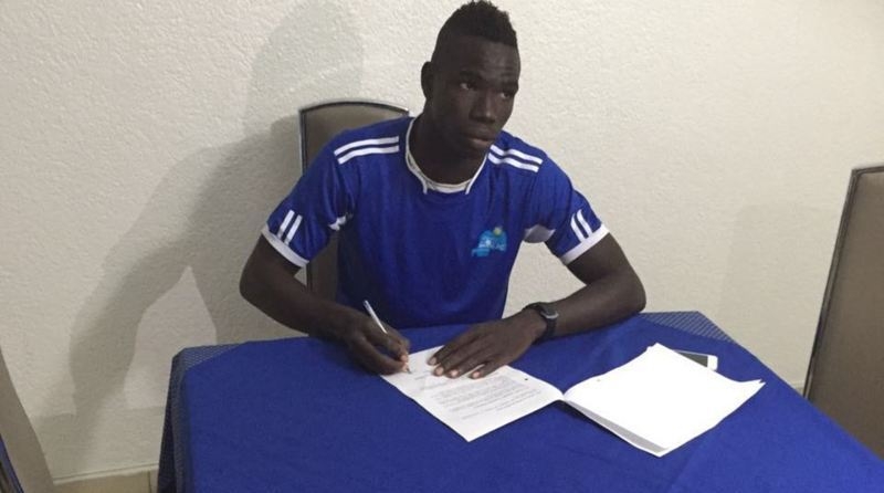 Moussa Camara signe son contrat avec Rayon Sport