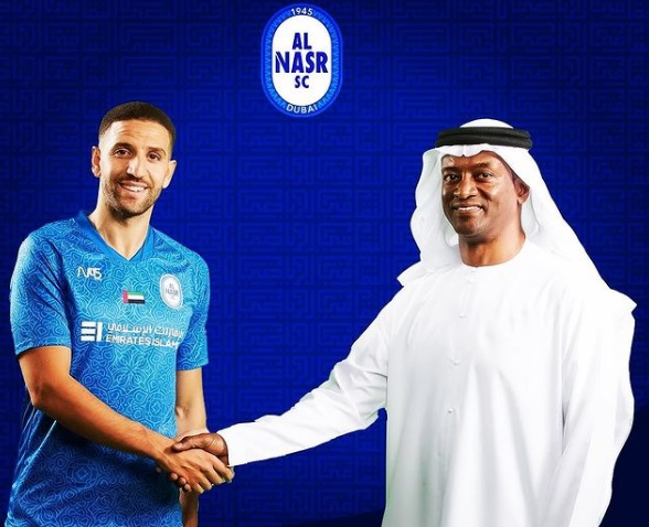 Adel Taarabt (à gauche) après la signature de son contrat.