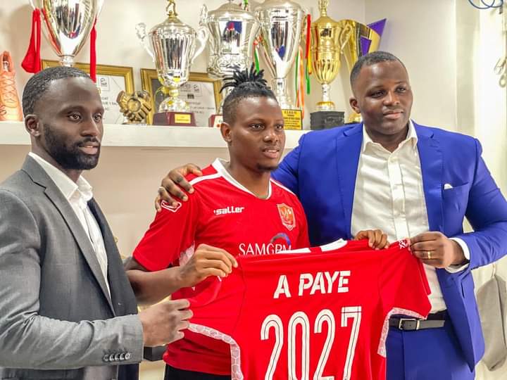 Abdoulaye Paye Camara (au milieu) a signé pour cinq ans au Horoya AC.