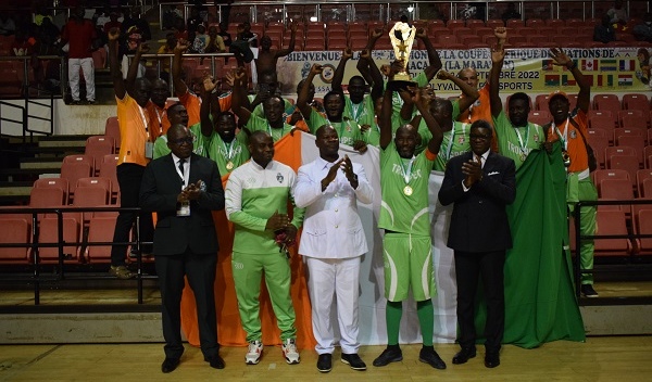 L'équipe de Côte d'Ivoire célébrant son titre.