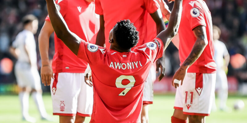 Taiwo Awoniyi (Nottingham) célébrant son but contre Liverpool.