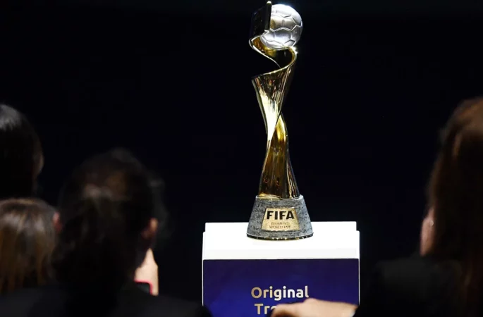 Le trophée de la Coupe du monde féminine