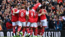 Les joueurs d'Arsenal regoupés autour de Thomas Partey après son but contre Tottenham
