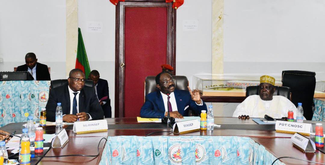 Le ministre camerounais des sports (au milieu) a rencontré les représentants des Fédérations.