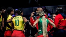 volleyball Le sélectionneur Akono donnant des consignes aux Lionnes