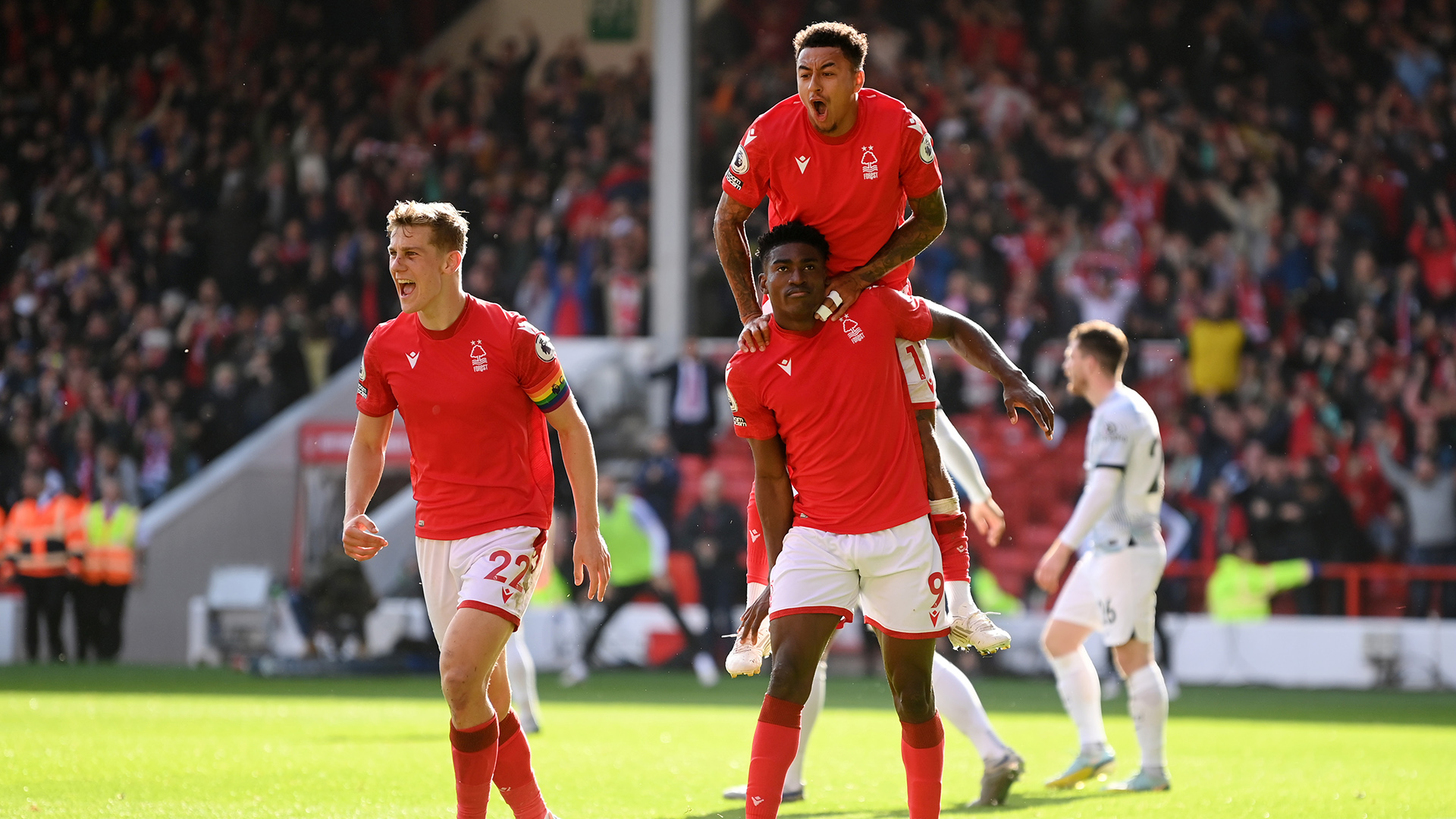 NOTTINGHAM, ENGLAND - OCTOBER 22: Taiwo Awoniyi of Nottingham Forest celebrates with teammates Ryan Yates and Jesse Lingard after scoring their team's first goal during the Premier League match between Nottingham Forest and Liverpool FC at City Ground on October 22, 2022 in Nottingham, England. (Photo by Michael Regan/Getty Images)