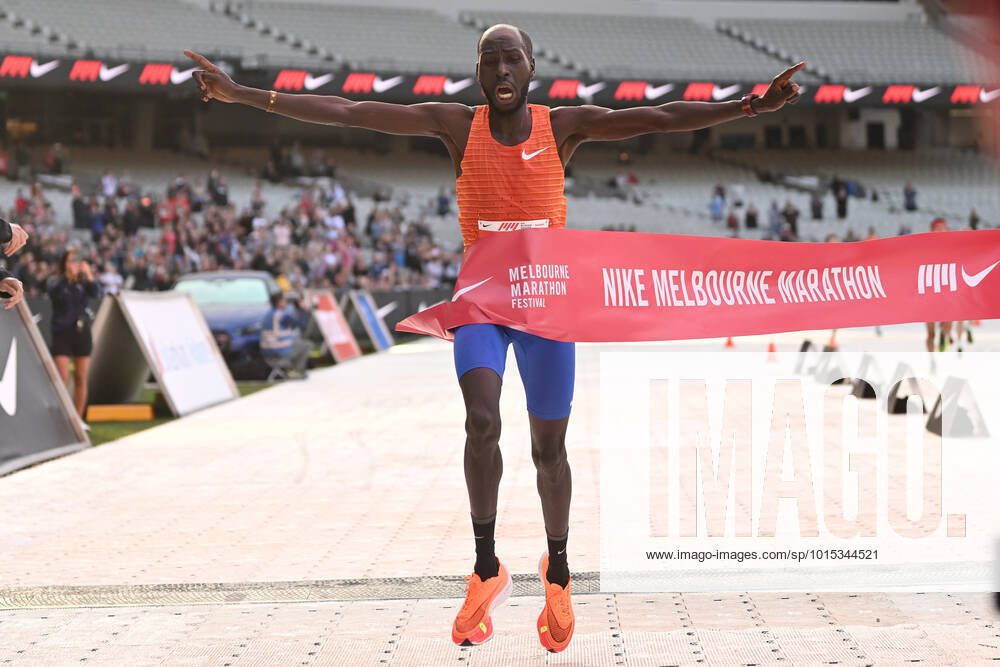 MELBOURNE MARATHON, Timothy Kiplagat Ronoh crosses the line in first place during the 2022 Nike Melbourne Marathon in Melbourne, Sunday, October 2, 2022.  ACHTUNG: NUR REDAKTIONELLE NUTZUNG, KEINE ARCHIVIERUNG UND KEINE BUCHNUTZUNG MELBOURNE VICTORIA AUSTRALIA PUBLICATIONxINxGERxSUIxAUTxONLY Copyright: xMORGANxHANCOCKx 20221002001710241015